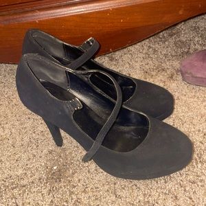Black pumps size 6 1/2